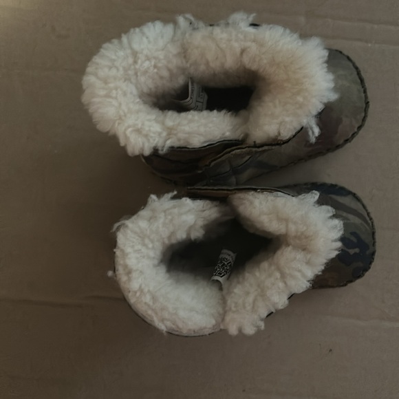 Ugg Unisex Caden Camo Infant Booties - Picture 7 of 7